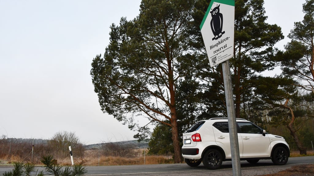 Nur die Fahrbahn der Straße von Wegenstedt nach Mannhausen trennt das umzäunte Areal der geplanten Anlage von Biosphärenreservat Drömling.