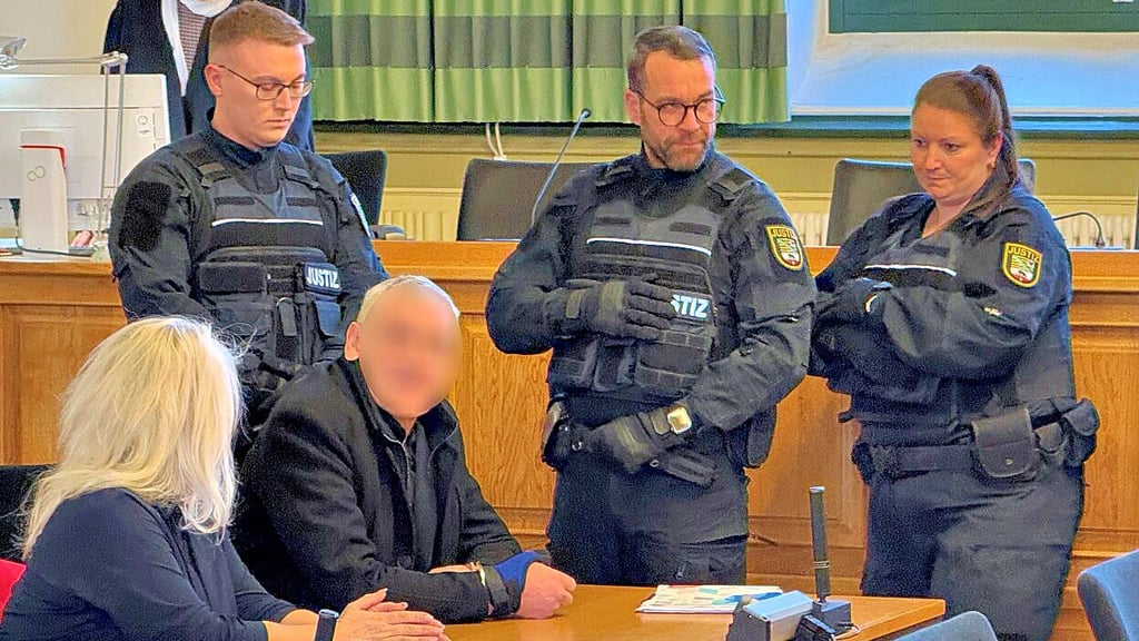 Versuchter Mord in Klötze: Der Angeklagte im Gespräch mit seiner Dolmetscherin.