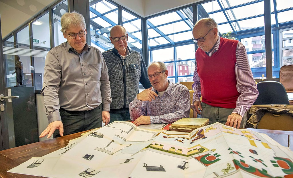 Stadtarchiv Frank Kreißler (li.) schaut mit Ronald Wagner, Lothar Herzog (sitzend) und Achim Richter einen Bauplan an. Der aber nie verwirklicht wurde.