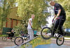 Jugendliche aus Havelberg hatten sich vor Jahren die Erneuerung des Skaterparkes im Lindenweg gewünscht und sind an den Stadtrat herangetreten. Mit Erfolg: Fördergelder wurden beantragt und neue Elemente auch für BMX-Fahrer aufgestellt.  