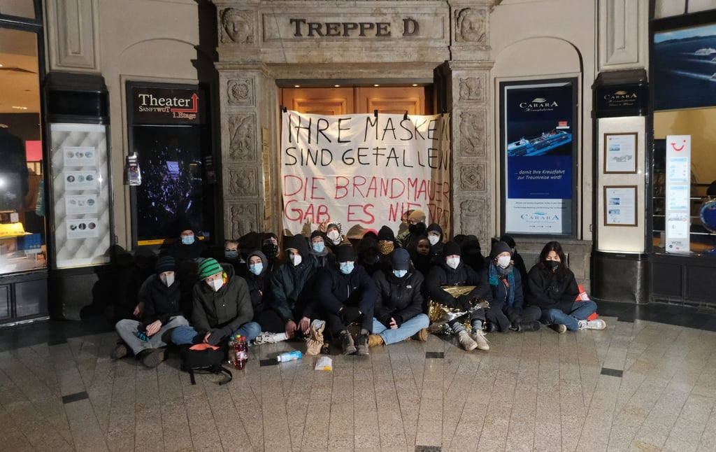 Aktivisten haben sich in Leipzig vor einem Treppenaufgang zu einem CDU-Büro niedergelassen.