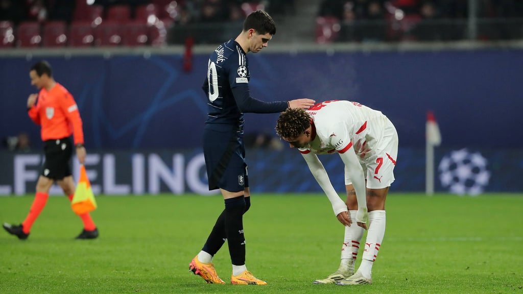 Aston-Villa-Leihspieler Kosta Nedeljkovic mit seinem neuen RB-Teamkollegen Antonio Nusa