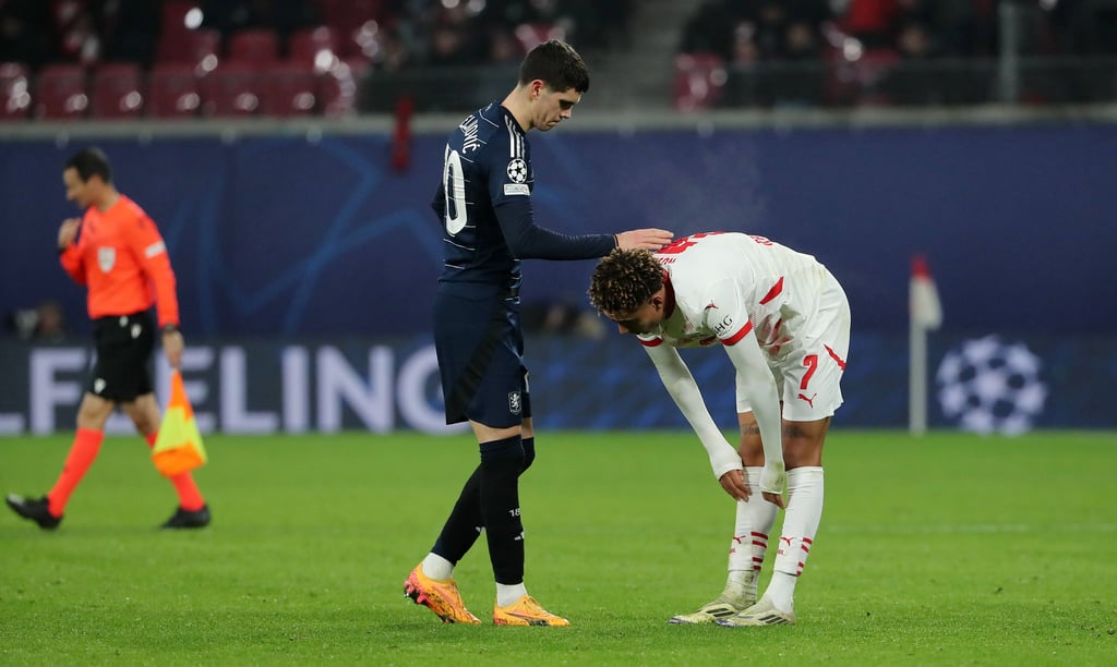 Aston-Villa-Leihspieler Kosta Nedeljkovic mit seinem neuen RB-Teamkollegen Antonio Nusa