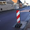 Waldemar Spiwek zeigt auf das gepflasterte Stück Straßendecke.