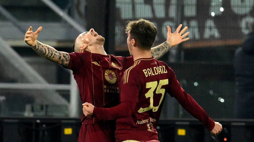Ex-RB-Profi Angelino feiert sein Tor gegen Neapel mit Roma-Teamkollege Tommaso Baldanzi