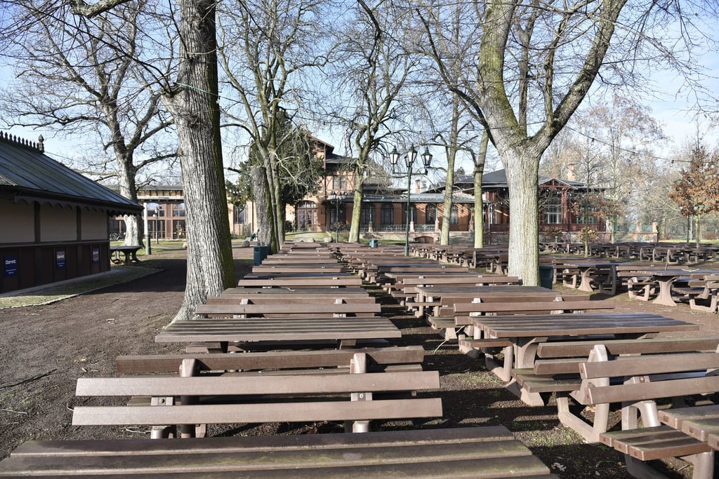 Im Außenbereich des Parkhotels im Herrenkrug befindet sich ein Biergarten.
