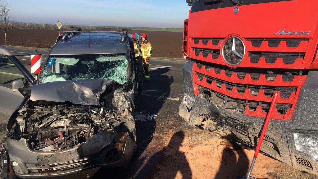 Am Abzweig Badeborn kollidierten ein Opel und ein Daimler-Lkw auf der Landesstraße 85 zwischen Quedlinburg und Hoym.