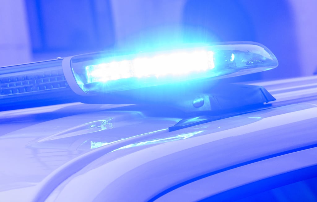 Eine Frau ist in Magdeburg ausgeraubt worden.