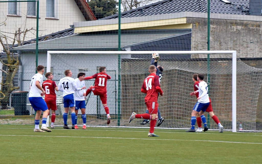 Die Elsteraner Kicker stehen bereit, um den Ball bei einem Fehler des Torgauer Keepers Tristan Hoigt einzuschießen.