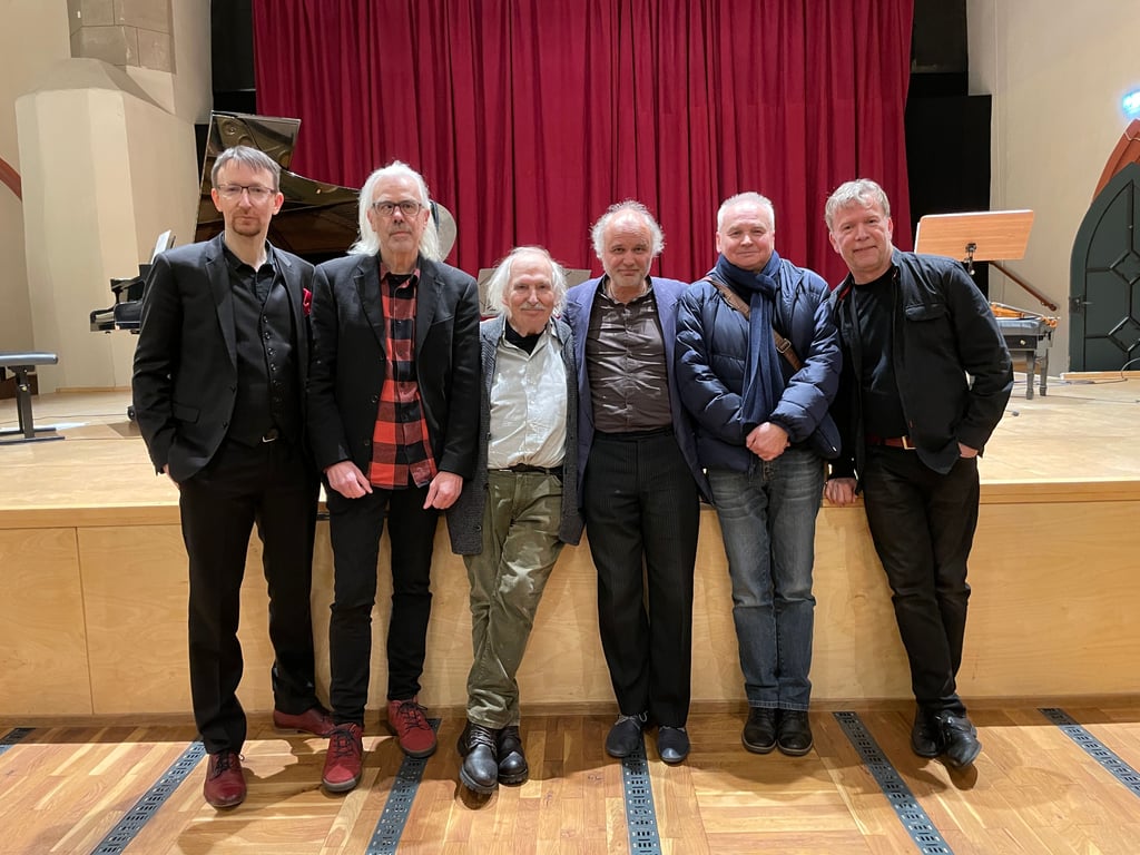 Bandfoto mit Professor: Helmut Brade (3.v.l.) mit den Musikern Jansen Folkers, Violine (v.l.), Bassist Wolfgang Musick, Tobias Morgenstern (Akkordeon), Veranstalter Ulf Herden und Pianist Stefan Kling. Für alle Beteiligten war es ein Wiedersehen mit Freude.