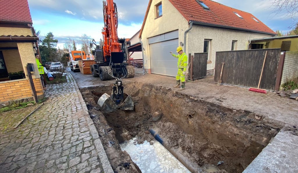 Nach dem Rohrbruch wurde das Trinkwasserrohr in Plossig am vergangenen Mitgtwoch von einem Team des Wasser- und Abwasserzweckverbandes freigelegt.