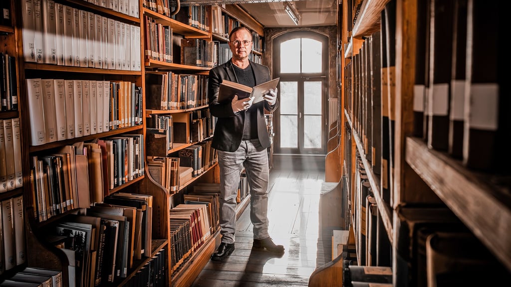 In den Regalen 500 Jahre Weltwissen: Leopoldina-Bibliothekar Danny Weber