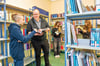 Deutschlehrer Dominik Brack in der Bibliothek der  Jahn-Sekundarschule Freyburg  mit den Schülern  Jared Kunze (v.l.), Leni Münzer und Emilia Brennenstuhl. Der Pädagoge hat früher in einer Bibliothek gearbeitet und kümmert sich nun um den Bestand in der Schule. 