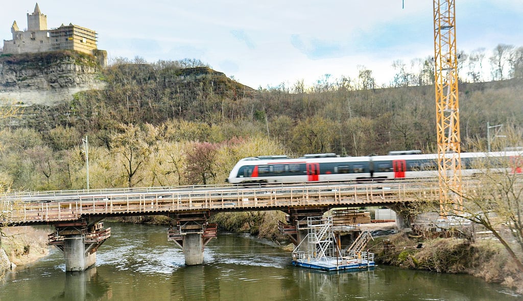 An drei ihrer Brücken arbeitet die Bahn in Saaleck und Bad Kösen. Die unterhalb der Rudelsburg gehört dazu.