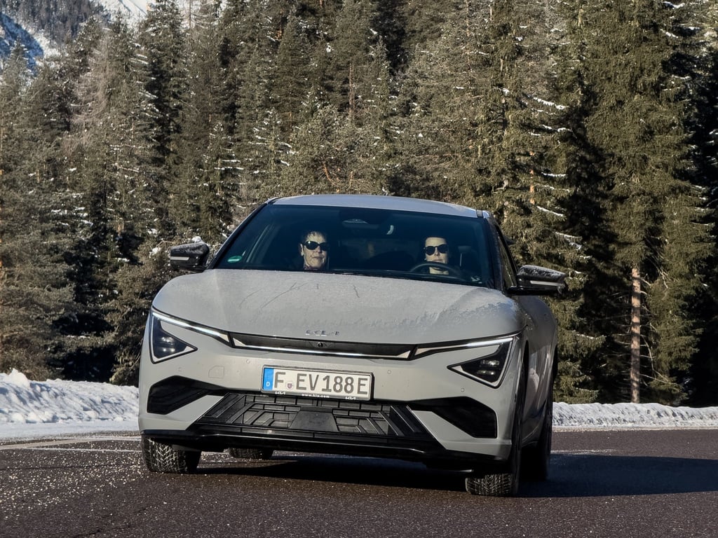 Retuschiertes Design und verbesserte E-Technik: So präsentiert sich der überarbeitete Kia EV6.