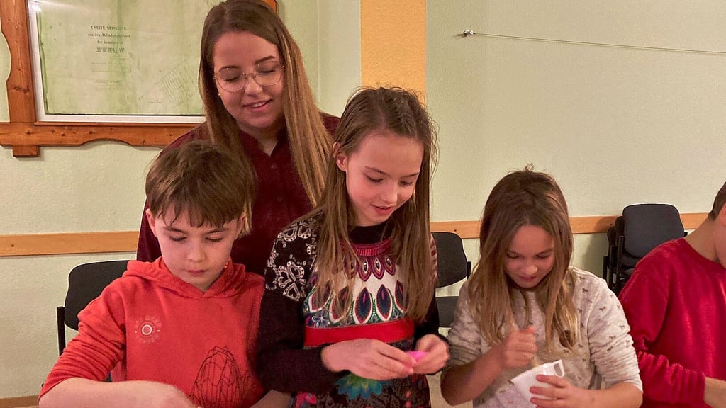 Jaqueline Barkusky beobachtet, wie die Kinder ihren eigenen Schleim produzieren.