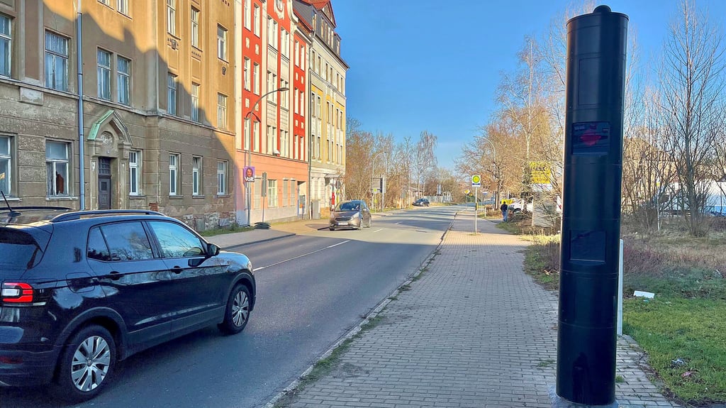 Einer der beiden stationären Blitzer in Zeitz steht in der Tröglitzer Straße kurz vor dem Ortsausgang.