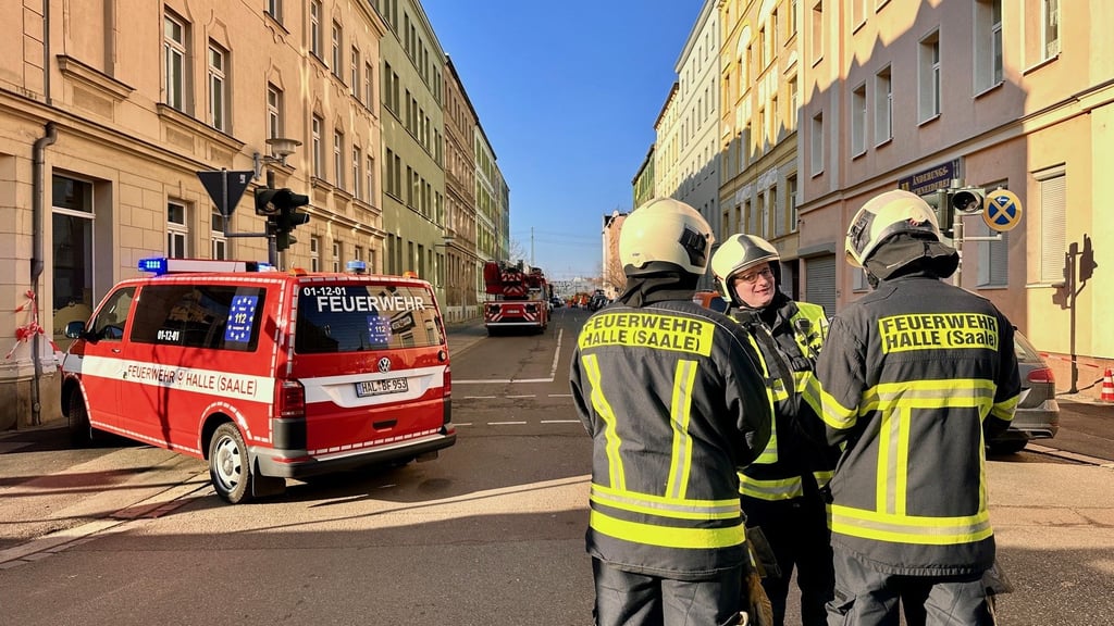 Die Feuerwehr hat die Reideburger Straße abgesperrt.
