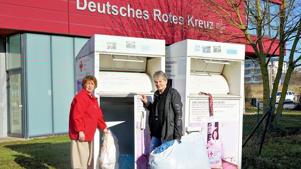 Kerstin Müller (l.) und Gabriele Grieger lehren die Container des Deutschen Roten Kreuzes täglich und sortieren den Inhalt.