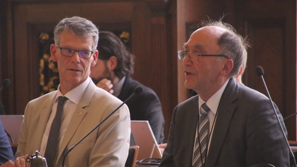 Links: Bürgermeister Egbert Geier (SPD) im Stadtrat, wo er nun Unterstützung einer Fraktion bekomt.