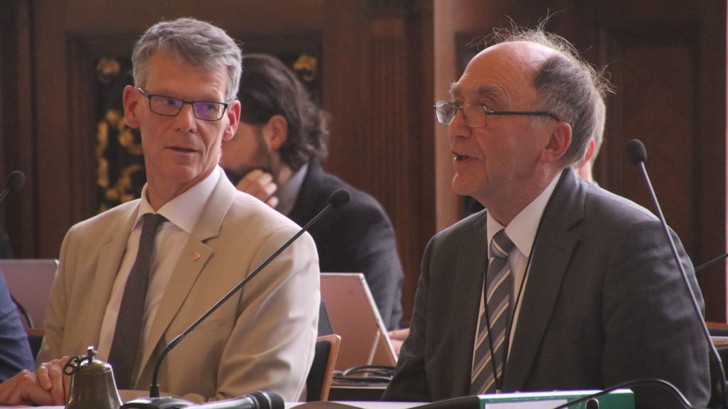 Links: Bürgermeister Egbert Geier (SPD) im Stadtrat, wo er nun Unterstützung einer Fraktion bekomt.