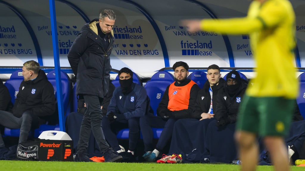 Heerenveens Trainer Robin van Persie, auf der Bank rechts sitzt Amara Condé.