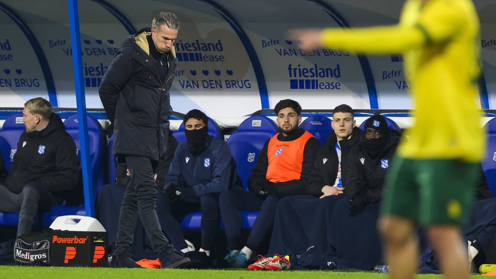 Heerenveens Trainer Robin van Persie, auf der Bank rechts sitzt Amara Condé.