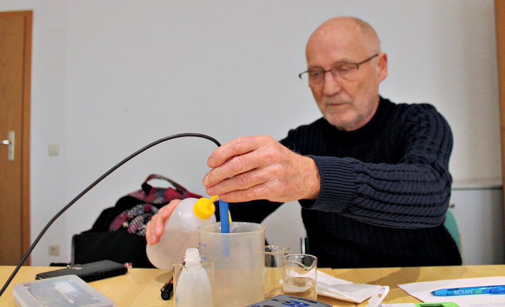 Lothar Ritzki testet bei der Sprechstunde in jeßnitz eine Wasserprobe unter anderem auf den Nitratgehalt.