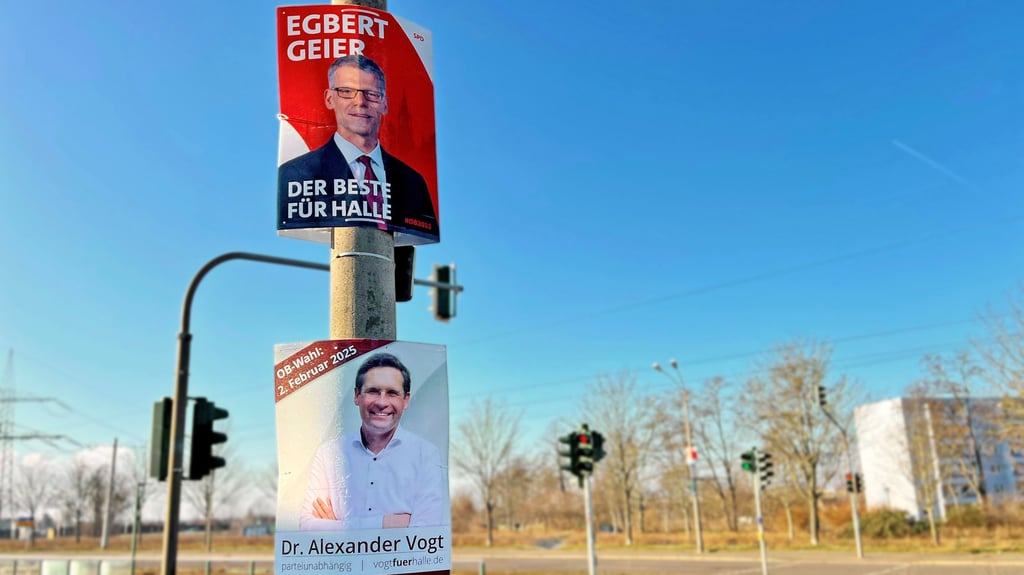 Einsam hängen die Wahlplakate von Egbert Geier und Alexander Vogt an einer Straßenlaterne im Rosengarten. Wer hat am 23. Februar die Nase vorn?
