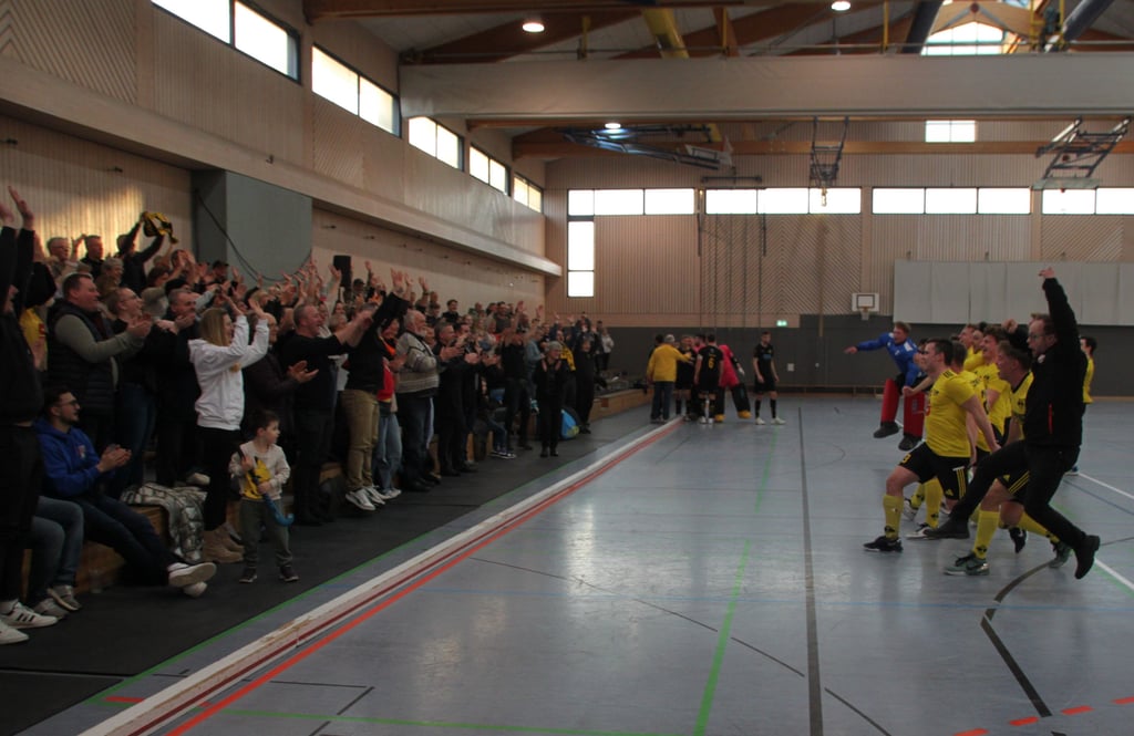 Zusammen mit ihren Fans bejubeln die CHC-Hockeymänner den verzeitigen Aufstieg in die 1. Bundesliga.