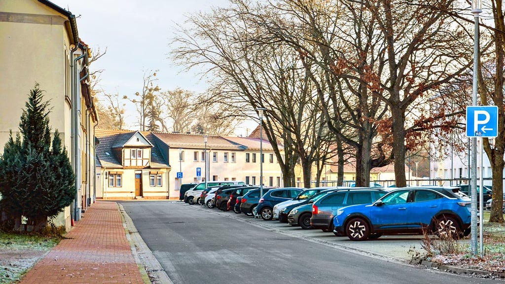 Nach ihrem grundhaften Ausbau verfügt die Lüttge Brüderstraße in Zerbst über mehrere befestigte Parkplätze.
