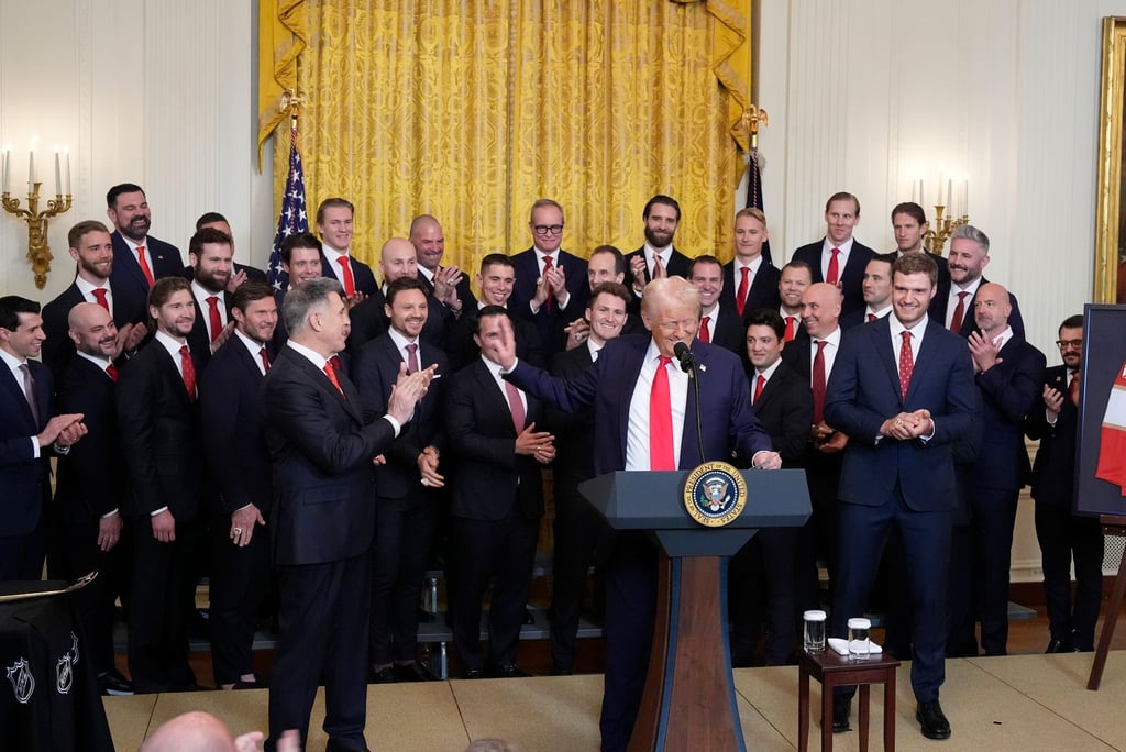 Präsident Trump würdigt die NHL-Champions der Florida Panthers im Weißen Haus.