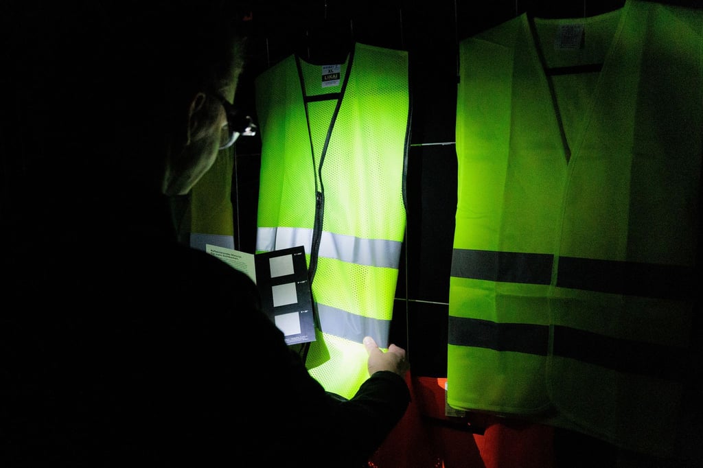 Der ADAC überprüfte 25 Warnwesten auf ihre retroreflektierende Leuchteigenschaft.