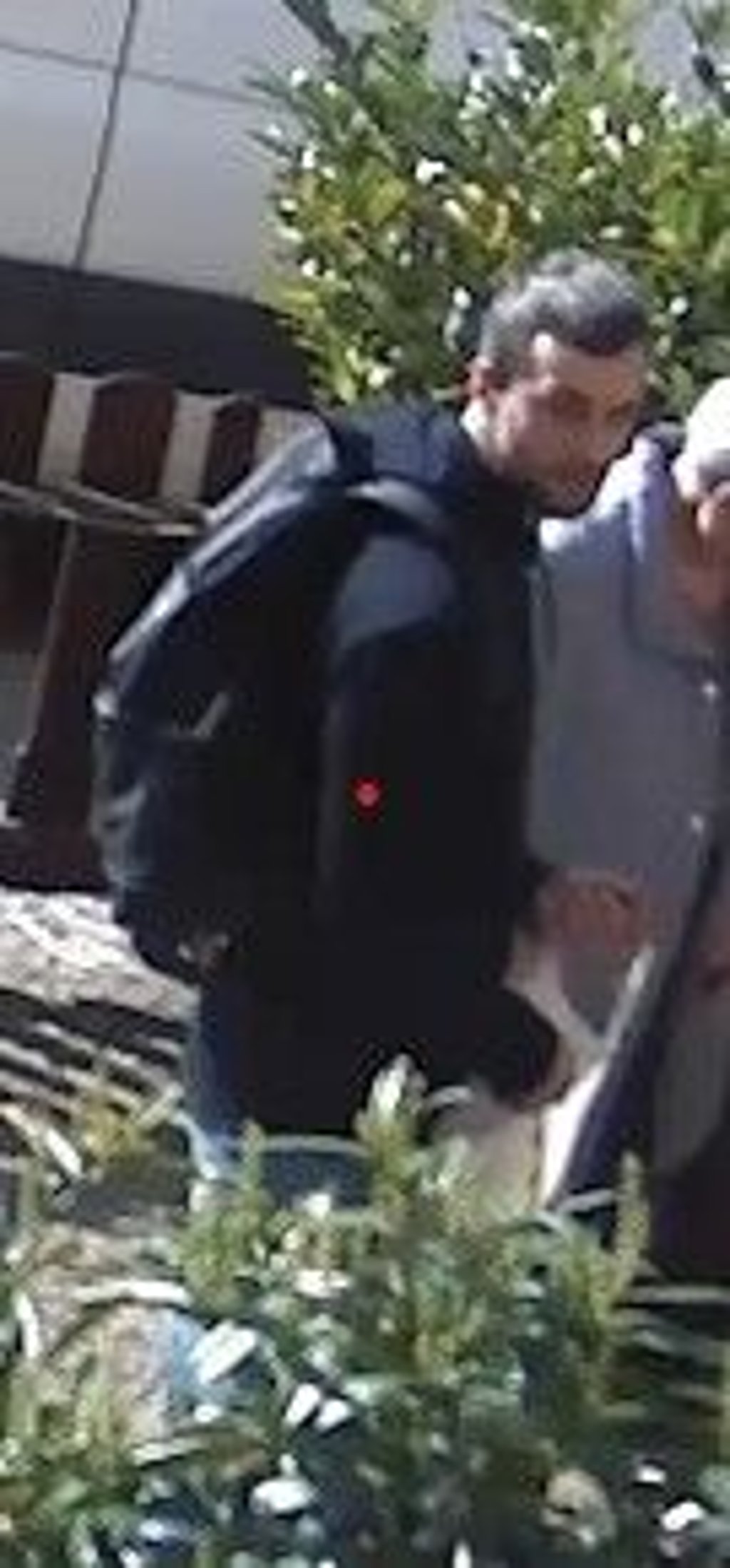 Die Polizei in Halle ist auf der Suche nach diesem Mann.