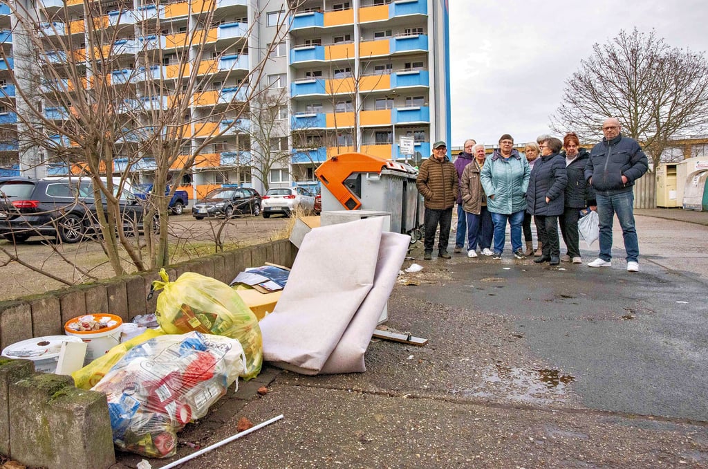Anwohner des Wohnblocks der Wohnungsgenossenschaft beklagen öffentlich den Müllplatz im Innenhof.