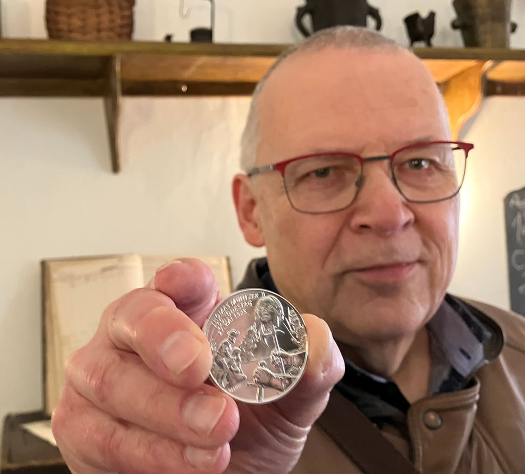 Axel Wellner kam extra aus Göttingen, um beim Anprägen dabei zu sein.