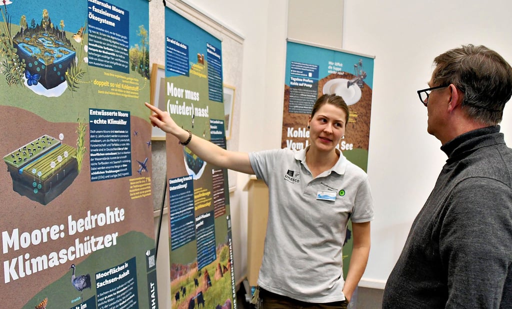 Der Bedeutung von Mooren sind diese Tafeln der neuen Ausstellung im Haus der Flüsse in Havelberg gewidmet, die Mitarbeiterin Jella Schnirch hier Besucher Henry Sternbeck zeigt.
