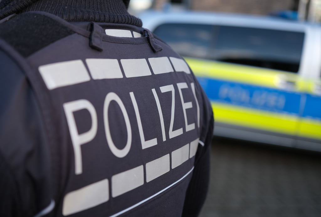 Die Polizei in Halle sucht nach einem Betrüger.