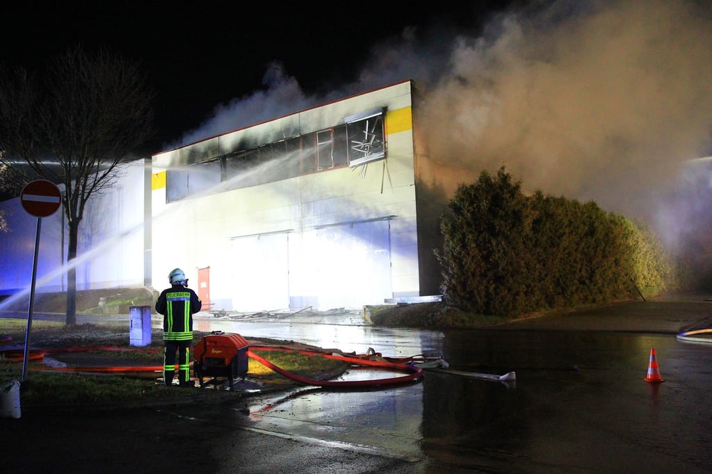 In der Halle waren nach Angaben der Polizei Fahrzeugteile gelagert.