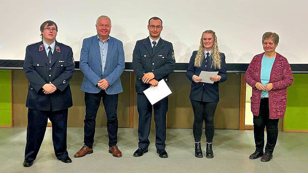 Michelle Dietrich ist nun Feuerwehrfrau, Oskar Rüdiger (Mi.) Feuerwehrmann – hier mit Helga Rummel (r.), Kristian Kutscher (l.) und Peter Kohl.