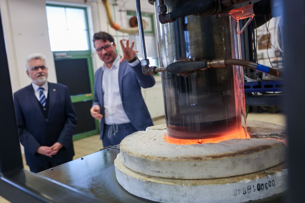 In diesem experimentellen Reaktor wird bereits Curved Graphene in Wolfen hergestellt, wie Linus Froböse (r.) Minister Armin Willingmann erklärt.