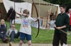 Beim Mittelaltermarkt im Wordgarten konnten sich im vergangenen Jahr bei den Königstagen in Quedlinburg Kleine wie Große auch beim Bogenschießen ausprobieren.