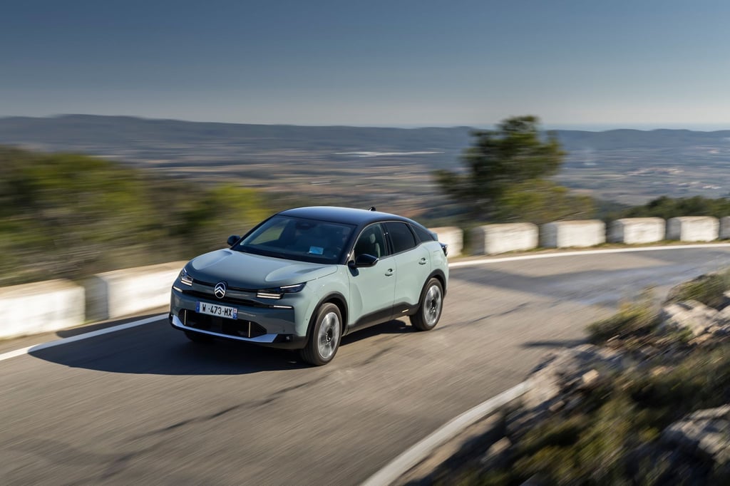 Neue Scheinwerfer und eine überarbeitete Frontschürze mit dem alten Citroën-Logo lassen das äußerliche Facelift des C4 erkennen.