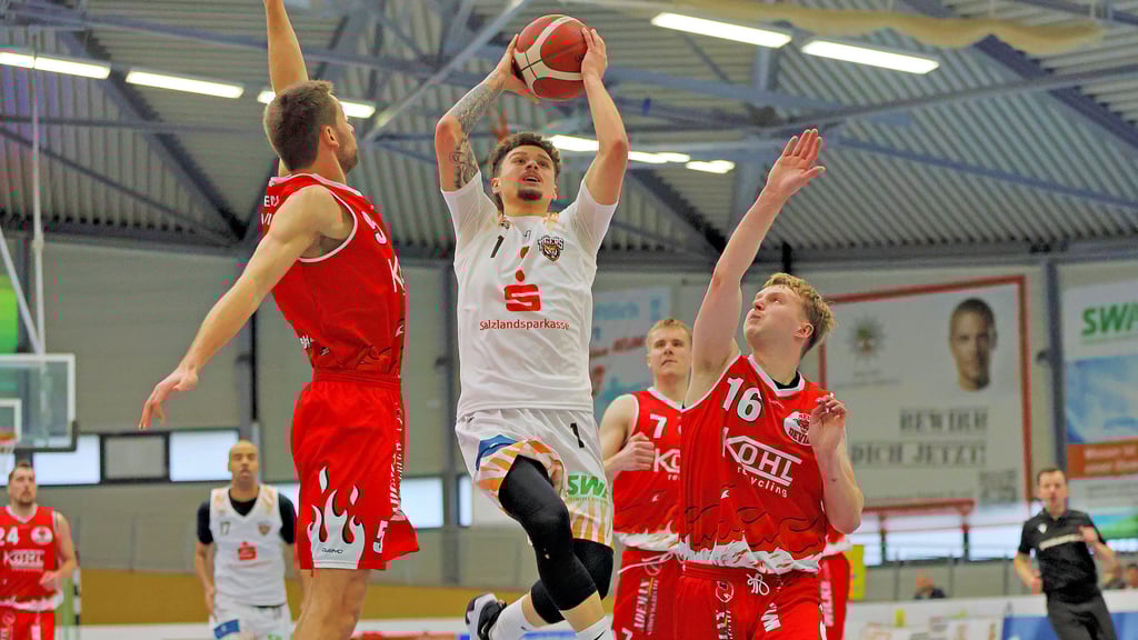 Daniele Minguillon (am Ball) streckte sich mit den Tigers Aschersleben beim Tabellenzweiten VfL Stade vergeblich.