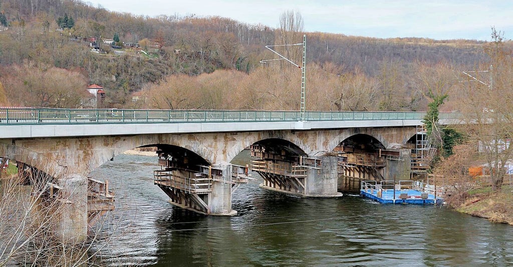 Nur an dieser Gewölbebrücke in Saaleck wird nach den neuen Bauplänen der Deutschen Bahn ab Mitte Mai noch von einem Ponton aus gearbeitet. Wassertouristen sollen geleitet werden. An den anderen Bauwerken kommen neue Gerüste zum Einsatz, die die Durchfahrt erlauben.