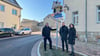 Querfurts Bürgermeister Andreas Nette (v.l.) mit René und Kathrin Bremisch an der neuen Messtafel am Freimarkt/Ecke Bäckerstraße. 