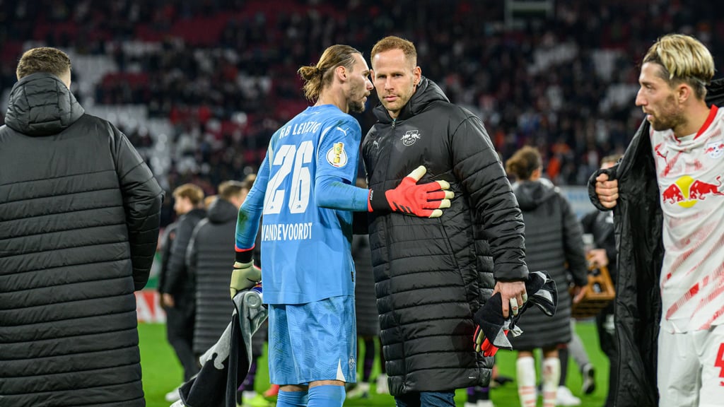 Leipzigs Torhüter Maarten Vandevoordt (in blau) und Peter Gulacsi (2.v.r.) nach dem Pokalspiel gegen St. Pauli.