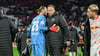 Leipzigs Torhüter Maarten Vandevoordt (in blau) und Peter Gulacsi (2.v.r.) nach dem Pokalspiel gegen St. Pauli.