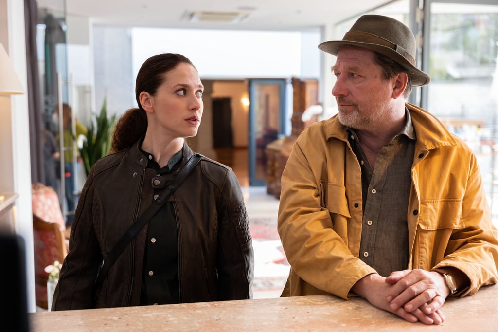 Irene Russmeyer (Fanny Krausz) und Hubert Mur (Michael Fitz) ermitteln im Hotel, Szene aus dem ZDF-Krimi „Die Toten von Salzburg - Süßes Gift“.