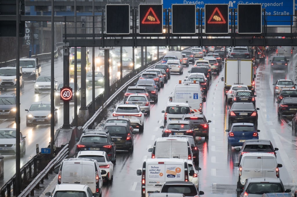 Stau auf der Autobahn 100 in Berlin. (Archivbild)